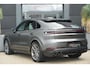 Porsche Cayenne Coupé 3.0 S E-Hybrid | 520PK | Pano | SportChrono | HUD | 360° Camera Porsche Cayenne S E-Hybrid Coupé | 3.0 V6 Turbo Plug-in Hybrid | 520 PK | 750 Nm | 0-100 km/u 4,7 sec. | 263 km/u | 4WD | 8-traps Tiptronic S | 77-82 km elektrisch bereik