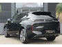 Lynk & Co 08 1.5 More | 350 PK | 200 KM EV | PANO | MASSAGE | HARMAN KARDON | 360° CAMERA Deze zeer complete 08 More beschikt over een krachtige plug-in hybride aandrijflijn met 345 PK en 615 Nm koppel. Dankzij de grote 39,6 kWh batterij beschikt de 08 over een elektrisch WLTP-ber
