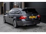 BMW 3-Serie Touring 325i E91 High Executive | PANO | CARPLAY | TREKHAAK