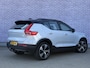 Volvo XC40 Recharge P8 AWD 78 kWh R-Design | Trekhaak | SOH 92% | Nubuck Interieur | Adaptieve Cruise Control | BLIS | Stoel en Stuurverwarming | Harman Kardon |