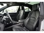 Porsche Macan 100 kWh IJsgrijs metallic | Luchtvering PASM | Panoramadak | Porsche InnoDrive incl. actieve rijstrookgeleiding | 360° Surround View incl. actieve parkeerassistent | Adaptieve cruise control (ACC) | 21 inch Macan Design velgen | Warmtepomp |