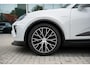 Porsche Macan 100 kWh IJsgrijs metallic | Luchtvering PASM | Panoramadak | Porsche InnoDrive incl. actieve rijstrookgeleiding | 360° Surround View incl. actieve parkeerassistent | Adaptieve cruise control (ACC) | 21 inch Macan Design velgen | Warmtepomp |