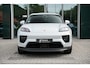 Porsche Macan 100 kWh IJsgrijs metallic | Luchtvering PASM | Panoramadak | Porsche InnoDrive incl. actieve rijstrookgeleiding | 360° Surround View incl. actieve parkeerassistent | Adaptieve cruise control (ACC) | 21 inch Macan Design velgen | Warmtepomp |