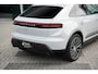 Porsche Macan 100 kWh IJsgrijs metallic | Luchtvering PASM | Panoramadak | Porsche InnoDrive incl. actieve rijstrookgeleiding | 360° Surround View incl. actieve parkeerassistent | Adaptieve cruise control (ACC) | 21 inch Macan Design velgen | Warmtepomp |