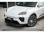 Porsche Macan 100 kWh IJsgrijs metallic | Luchtvering PASM | Panoramadak | Porsche InnoDrive incl. actieve rijstrookgeleiding | 360° Surround View incl. actieve parkeerassistent | Adaptieve cruise control (ACC) | 21 inch Macan Design velgen | Warmtepomp |