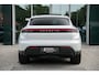 Porsche Macan 100 kWh IJsgrijs metallic | Luchtvering PASM | Panoramadak | Porsche InnoDrive incl. actieve rijstrookgeleiding | 360° Surround View incl. actieve parkeerassistent | Adaptieve cruise control (ACC) | 21 inch Macan Design velgen | Warmtepomp |