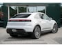 Porsche Macan 100 kWh IJsgrijs metallic | Luchtvering PASM | Panoramadak | Porsche InnoDrive incl. actieve rijstrookgeleiding | 360° Surround View incl. actieve parkeerassistent | Adaptieve cruise control (ACC) | 21 inch Macan Design velgen | Warmtepomp |