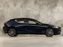 Mazda 3 2.0 e-SkyActiv-G M Hybrid 122 Automaat (GROOT NAVI, CLIMATE, STUUR/STOELVERWARMING, BOSE AUDIO, CAMERA, SPORTSTOELEN, ADAPTIVE CRUISE, HEAD-UP DISPLAY, NIEUWSTAAT)