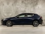 Mazda 3 2.0 e-SkyActiv-G M Hybrid 122 Automaat (GROOT NAVI, CLIMATE, STUUR/STOELVERWARMING, BOSE AUDIO, CAMERA, SPORTSTOELEN, ADAPTIVE CRUISE, HEAD-UP DISPLAY, NIEUWSTAAT)