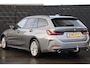 BMW 3-Serie Touring 320e PHEV | Leder | Pano | HUD | 360 | Elek. Trekhaak | Memory