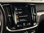 Volvo V60 2.0 T5 Automaat Momentum | Lederen bekleding | Sensus full map navigatie | Stoelverwarming | Volvo On Call met app | Getint glas achter | 18 inch lichtmetalen velgen met all-season banden | Apple CarPlay/Android Auto | Exterieur Styling Kit met dubbele uitlaat
