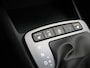 Hyundai i10 1.0 AUTOMAAT Comfort Smart 5-zits / Navigatie / Cruise Control / LMV / 5-Persoons / Airco / Stoelverwarming voor / Stuurwiel verwarming / Parkeersensoren achter / Achteruitrijcamera / Apple CarPlay & Android Auto / Fabrieksgarantie tot 26-05-2030 /