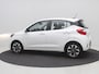 Hyundai i10 1.0 AUTOMAAT Comfort Smart 5-zits / Navigatie / Cruise Control / LMV / 5-Persoons / Airco / Stoelverwarming voor / Stuurwiel verwarming / Parkeersensoren achter / Achteruitrijcamera / Apple CarPlay & Android Auto / Fabrieksgarantie tot 26-05-2030 /