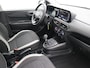 Hyundai i10 1.0 AUTOMAAT Comfort Smart 5-zits / Navigatie / Cruise Control / LMV / 5-Persoons / Airco / Stoelverwarming voor / Stuurwiel verwarming / Parkeersensoren achter / Achteruitrijcamera / Apple CarPlay & Android Auto / Fabrieksgarantie tot 26-05-2030 /