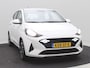 Hyundai i10 1.0 AUTOMAAT Comfort Smart 5-zits / Navigatie / Cruise Control / LMV / 5-Persoons / Airco / Stoelverwarming voor / Stuurwiel verwarming / Parkeersensoren achter / Achteruitrijcamera / Apple CarPlay & Android Auto / Fabrieksgarantie tot 26-05-2030 /
