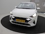 Hyundai i10 1.0 AUTOMAAT Comfort Smart 5-zits / Navigatie / Cruise Control / LMV / 5-Persoons / Airco / Stoelverwarming voor / Stuurwiel verwarming / Parkeersensoren achter / Achteruitrijcamera / Apple CarPlay & Android Auto / Fabrieksgarantie tot 26-05-2030 /
