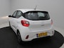 Hyundai i10 1.0 AUTOMAAT Comfort Smart 5-zits / Navigatie / Cruise Control / LMV / 5-Persoons / Airco / Stoelverwarming voor / Stuurwiel verwarming / Parkeersensoren achter / Achteruitrijcamera / Apple CarPlay & Android Auto / Fabrieksgarantie tot 26-05-2030 /
