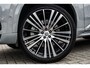 Volvo XC90 2.0 T8 Plug-in hybrid AWD Ultra Dark | SOH 97% | Trekhaak | 22" | Head-Up Display | 360 Camera | Harman/Kardon | Memory Seats | Stoel & Stuurverwarming | Getint Glas |