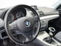 BMW 1-Serie 118i EffDyn. Ed. Business Line Ultimate Edition | Nieuwe APK! | Stoelverwarming | Climate Control | Navigatie | Cruise Control | 17" velgen M Logo | Sport Stuur M Logo | BMW M Schakelpook | Automatische verlichting |