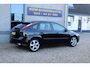 Ford Focus 1.4-16V 5DRS Ambiente Airco Trekh. 17" lm velgen weinig km