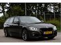 BMW 3-Serie Touring 320i xDrive High Executive M 184 pk | Vol | HUD | Elekt.haak | Keyless | Open dak | Camera | LED/Xenon | LM-Velgen 19"