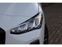 BMW 2-Serie Active Tourer (u06) 220i M-SPORT SHADOW LINE Panoramadak | Camera | Stoelverwarming | Sfeerverlichting | Wide screen | DAB |