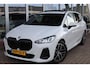 BMW 2-Serie Active Tourer (u06) 220i M-SPORT SHADOW LINE Panoramadak | Camera | Stoelverwarming | Sfeerverlichting | Wide screen | DAB |