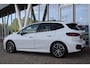 BMW 2-Serie Active Tourer (u06) 220i M-SPORT SHADOW LINE Panoramadak | Camera | Stoelverwarming | Sfeerverlichting | Wide screen | DAB |