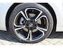 Opel Corsa 1.2-100pk Turbo Ultimate. In nieuwstaat verkerende Opel Corsa ! Autm. airco, cruise cntrl, lane assist, panoramadak, verwarmde stoelen, LM wielen, camera, pdc v+a, navigatie by Apple Carplay/Android auto, metallic, LED verl. etc.