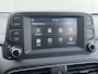 Hyundai Kona 1.0T Comfort / Afneembare Trekhaak (1.200KG) / 100% Dealeronderhouden / 1e Eigenaar / Navigatie DMV Apple Carplay&Android Auto / Dab / Achteruitrij Camera / Lichtmetalen Velgen 16" /