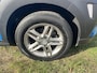 Hyundai Kona 1.0T Comfort / Afneembare Trekhaak (1.200KG) / 100% Dealeronderhouden / 1e Eigenaar / Navigatie DMV Apple Carplay&Android Auto / Dab / Achteruitrij Camera / Lichtmetalen Velgen 16" /