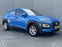 Hyundai Kona 1.0T Comfort / Afneembare Trekhaak (1.200KG) / 100% Dealeronderhouden / 1e Eigenaar / Navigatie DMV Apple Carplay&Android Auto / Dab / Achteruitrij Camera / Lichtmetalen Velgen 16" /