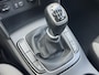 Hyundai Kona 1.0T Comfort / Afneembare Trekhaak (1.200KG) / 100% Dealeronderhouden / 1e Eigenaar / Navigatie DMV Apple Carplay&Android Auto / Dab / Achteruitrij Camera / Lichtmetalen Velgen 16" /