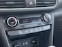 Hyundai Kona 1.0T Comfort / Afneembare Trekhaak (1.200KG) / 100% Dealeronderhouden / 1e Eigenaar / Navigatie DMV Apple Carplay&Android Auto / Dab / Achteruitrij Camera / Lichtmetalen Velgen 16" /