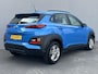 Hyundai Kona 1.0T Comfort / Afneembare Trekhaak (1.200KG) / 100% Dealeronderhouden / 1e Eigenaar / Navigatie DMV Apple Carplay&Android Auto / Dab / Achteruitrij Camera / Lichtmetalen Velgen 16" /