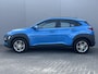 Hyundai Kona 1.0T Comfort / Afneembare Trekhaak (1.200KG) / 100% Dealeronderhouden / 1e Eigenaar / Navigatie DMV Apple Carplay&Android Auto / Dab / Achteruitrij Camera / Lichtmetalen Velgen 16" /