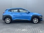 Hyundai Kona 1.0T Comfort / Afneembare Trekhaak (1.200KG) / 100% Dealeronderhouden / 1e Eigenaar / Navigatie DMV Apple Carplay&Android Auto / Dab / Achteruitrij Camera / Lichtmetalen Velgen 16" /