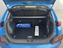 Hyundai Kona 1.0T Comfort / Afneembare Trekhaak (1.200KG) / 100% Dealeronderhouden / 1e Eigenaar / Navigatie DMV Apple Carplay&Android Auto / Dab / Achteruitrij Camera / Lichtmetalen Velgen 16" /