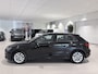 Audi A3 Sportback 35 TFSI Pro Line Apple Carplay/Android Auto | Autonomous Emergency Braking | Draadloze Telefoonlader | Electronic Climate Controle | LED Koplampen | Lichtmetalen Velgen 16'' | Multimedia-Voorbereiding | Parkeer Assistent | Parkeersensor Voor en Achter | Regensensor | Rijstrooksensor | Sportstuur | Start/Stop Systeem | Uitwijk Assistent | Warmte werend Glas | Achteruitrijcamera | Cruise Control Adaptief met Stop en Go | Elektrisch Verstelbare Bestuurdersstoelen | Navigatiesysteem Full Map