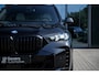 BMW X5 xDrive50e | M Sport Pro | Panoramadak | Driving Assistant Professional | Sofft Close | Trekhaak | Integrale actieve besturing | M SPORTREM, ROOD HOOGGLANS | Parking Assistant professional | Harman/Kardon Surround Sound systeem |