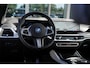 BMW X5 xDrive50e | M Sport Pro | Panoramadak | Driving Assistant Professional | Sofft Close | Trekhaak | Integrale actieve besturing | M SPORTREM, ROOD HOOGGLANS | Parking Assistant professional | Harman/Kardon Surround Sound systeem |