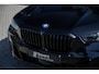 BMW X5 xDrive50e | M Sport Pro | Panoramadak | Driving Assistant Professional | Sofft Close | Trekhaak | Integrale actieve besturing | M SPORTREM, ROOD HOOGGLANS | Parking Assistant professional | Harman/Kardon Surround Sound systeem |