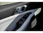 BMW X5 xDrive50e | M Sport Pro | Panoramadak | Driving Assistant Professional | Sofft Close | Trekhaak | Integrale actieve besturing | M SPORTREM, ROOD HOOGGLANS | Parking Assistant professional | Harman/Kardon Surround Sound systeem |