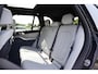 BMW X5 xDrive50e | M Sport Pro | Panoramadak | Driving Assistant Professional | Sofft Close | Trekhaak | Integrale actieve besturing | M SPORTREM, ROOD HOOGGLANS | Parking Assistant professional | Harman/Kardon Surround Sound systeem |