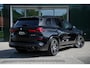 BMW X5 xDrive50e | M Sport Pro | Panoramadak | Driving Assistant Professional | Sofft Close | Trekhaak | Integrale actieve besturing | M SPORTREM, ROOD HOOGGLANS | Parking Assistant professional | Harman/Kardon Surround Sound systeem |