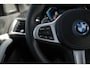 BMW X5 xDrive50e | M Sport Pro | Panoramadak | Driving Assistant Professional | Sofft Close | Trekhaak | Integrale actieve besturing | M SPORTREM, ROOD HOOGGLANS | Parking Assistant professional | Harman/Kardon Surround Sound systeem |