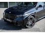 BMW X5 xDrive50e | M Sport Pro | Panoramadak | Driving Assistant Professional | Sofft Close | Trekhaak | Integrale actieve besturing | M SPORTREM, ROOD HOOGGLANS | Parking Assistant professional | Harman/Kardon Surround Sound systeem |