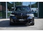 BMW X5 xDrive50e | M Sport Pro | Panoramadak | Driving Assistant Professional | Sofft Close | Trekhaak | Integrale actieve besturing | M SPORTREM, ROOD HOOGGLANS | Parking Assistant professional | Harman/Kardon Surround Sound systeem |