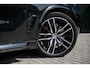 BMW X5 xDrive50e | M Sport Pro | Panoramadak | Driving Assistant Professional | Sofft Close | Trekhaak | Integrale actieve besturing | M SPORTREM, ROOD HOOGGLANS | Parking Assistant professional | Harman/Kardon Surround Sound systeem |