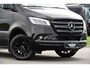 Mercedes-Benz Sprinter 319 V6 3.0 CDI L3H2 Black Edition Adaptieve Cruise, 360 Camera, Carplay, LED, Voorruit verwarming, Automaat, 10,5'' Mbux, NAVI, 2 x Geveerde stoel, Uniek!